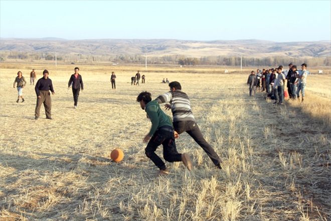 Buğday tarlasında futbol keyfi