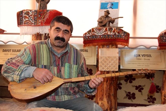 Aşık Veysel´in Atatürk´e yazdığı ağıtı ozanın sazıyla okudu