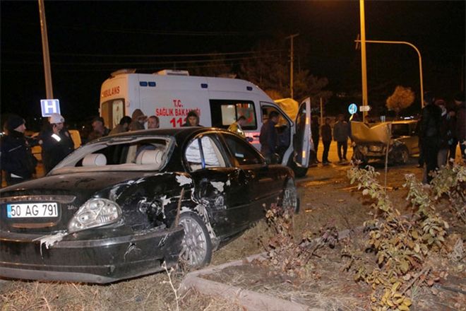 Kavşakta iki otomobil çarpıştı: 6 yaralı