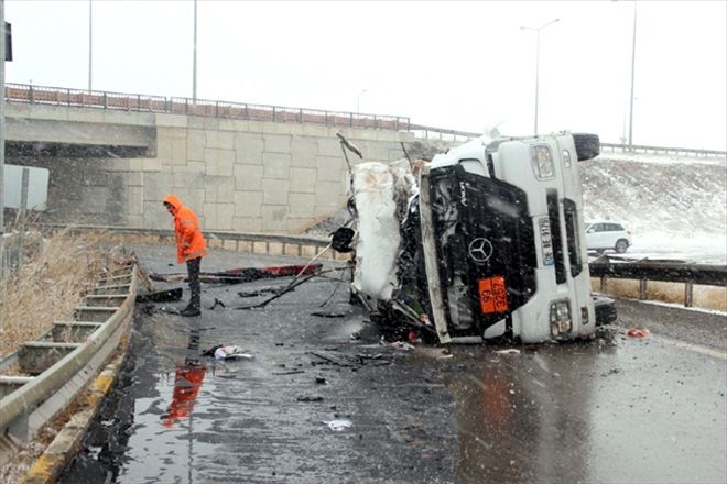  Tanker devrildi, yola akan 15 ton asfalt dondu 