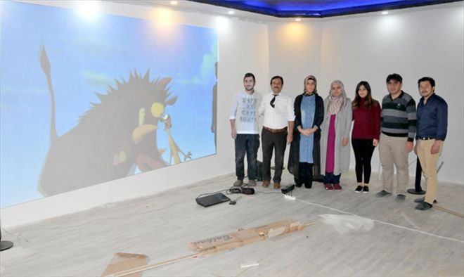 7 eğitimciden öğrencilere sinema salonu 