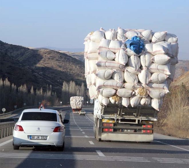 Saman yüklü kamyon trafikte korkuttu 