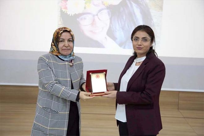 20 yılını dolduran hemşirelere plaket 