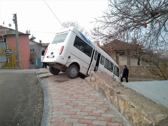 Freni patlayan minibüs bahçeye düştü 