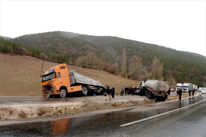 Un yüklü tır ile tanker çarpıştı: 1 yaralı