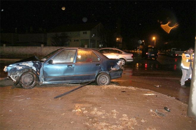 2 otomobil çarpıştı:5 yaralı