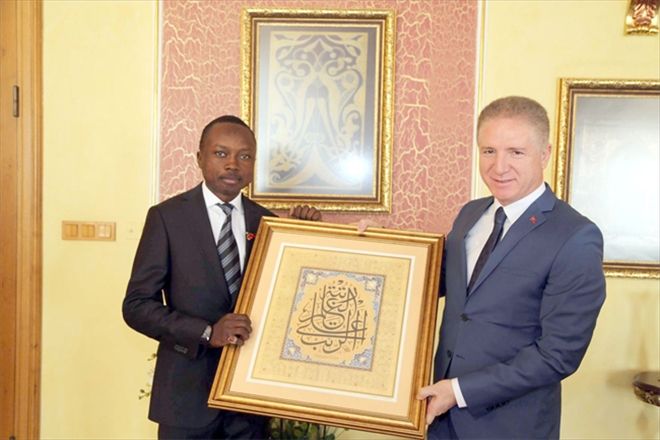 Vali Gül, Ugandalı Hafız Kyazze´yi ödüllendirdi 