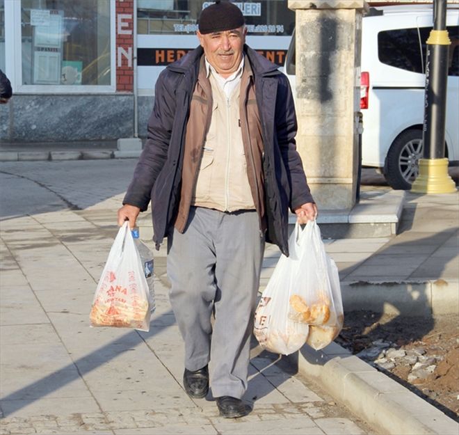 Kuşlar için dondurucu soğukta 5 kilometre yürüyor