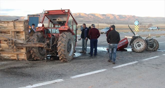 Tırın çarptığı traktör ikiye ayrıldı: 2 yaralı 