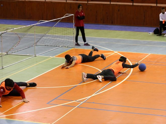 ÖĞRENCİLER İLE GÖRME ENGELLİLER GOLBOL MAÇI YAPTI