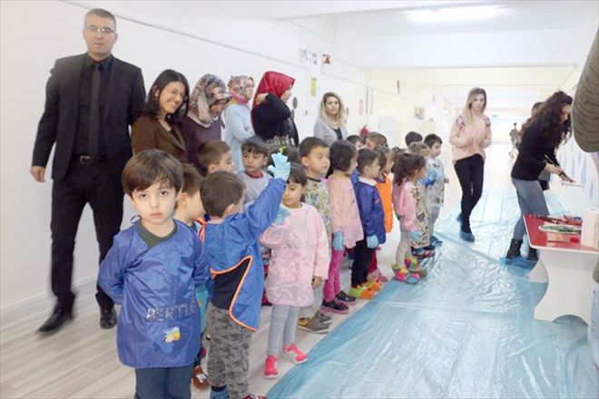 Minik öğrenciler okulu boyamaya yardım etti