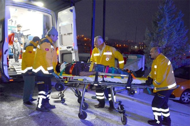 Minibüs Akseki kavşağında kayarak bariyerlere çarptı