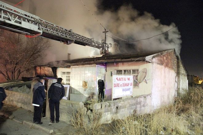 Yangın evi kül etti
