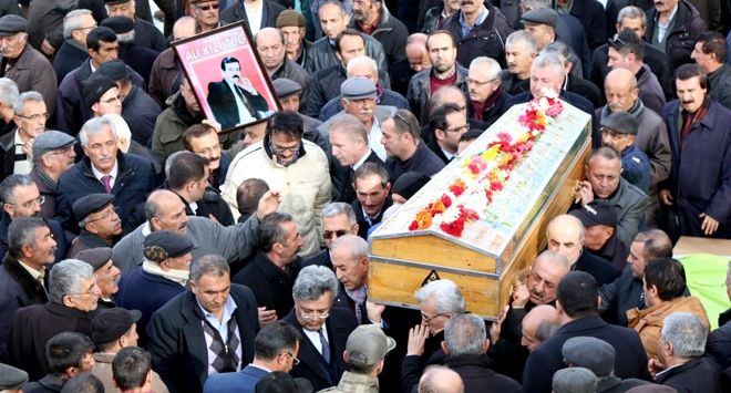 Halk ozanı Kızıltuğ son yolculuğuna uğurlandı