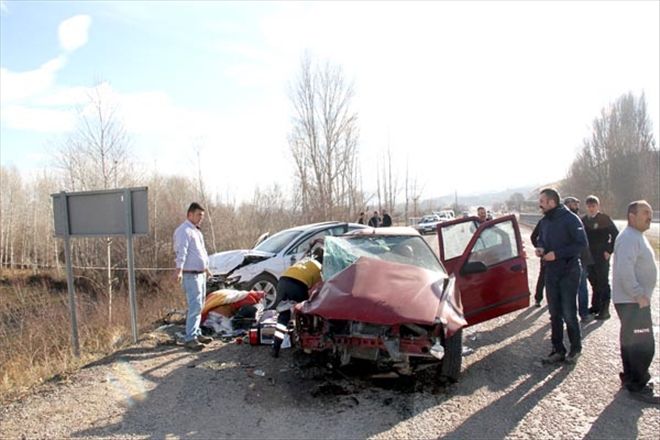 Otomobil karşı  şeride geçti: 2 ölü 4 yaralı