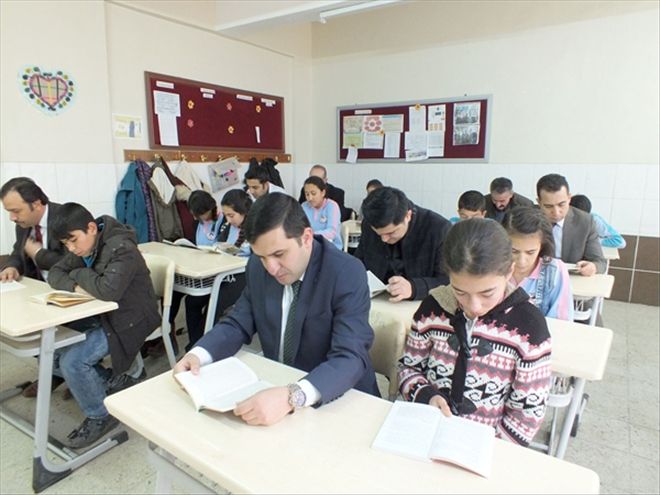 Kaymakam Yılmaz öğrencilerle kitap okudu