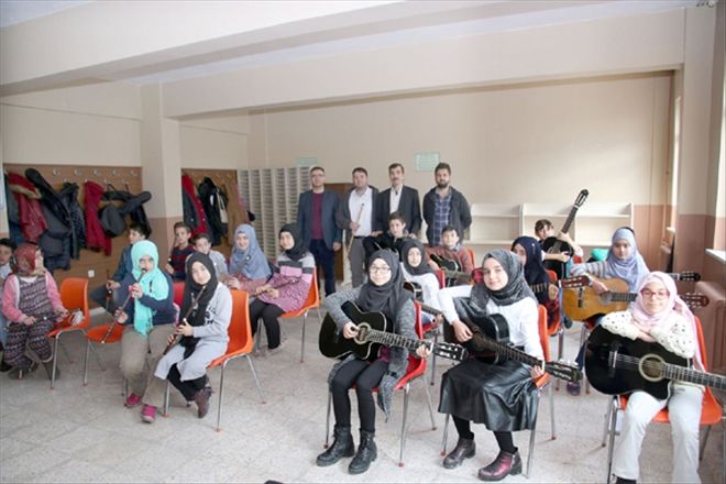 Öğrencilere gitar ve ney kursu