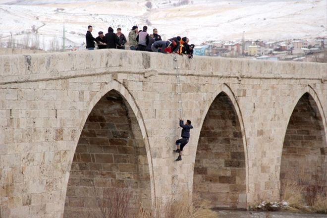 Balçığa saplanan 3 genç kurtarıldı 