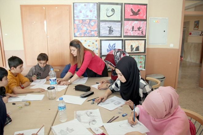Öğrenciler ebru sanatı öğreniyor