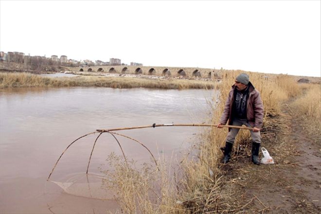 Soğukta ´basma tor´ ile balık avı