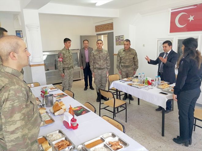 Kaymakam Yılmaz askerlerle bir araya geldi