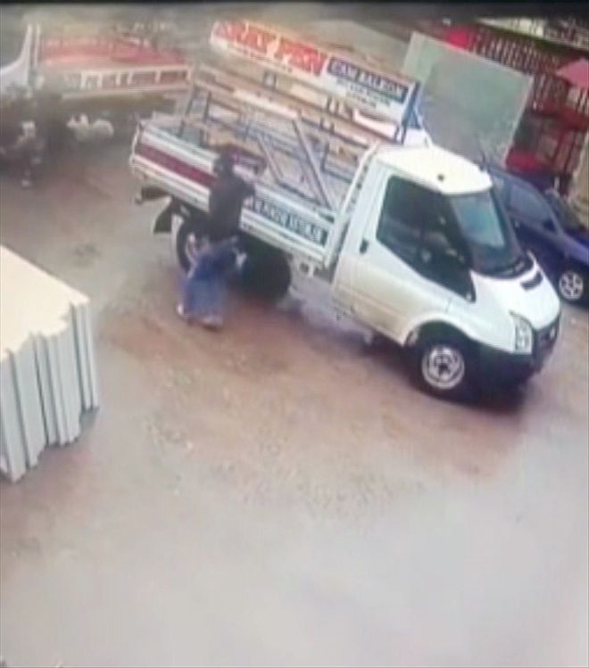 Kamyonete yüklediği kapı kafasına düştü
