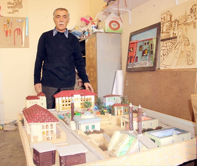 ATIKLARI SANATA DÖNÜŞTÜRÜYOR