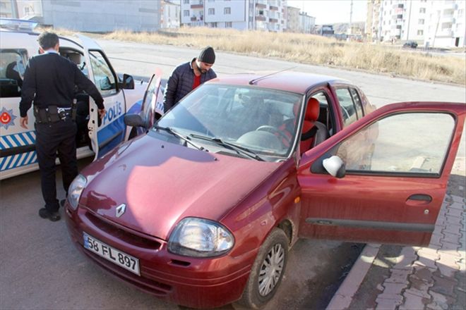 Kaybettiği kedisini  otomobilinde uyurken buldu 