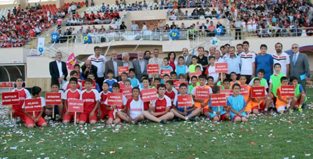 1800 Çocuğa Futbol Eğitimi
