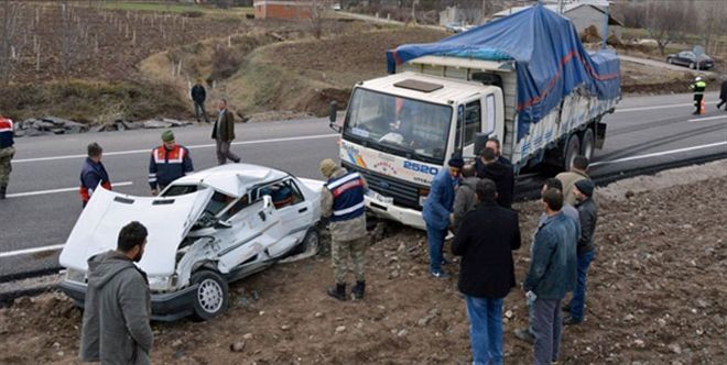 Kamyon otomobil ile çarpıştı