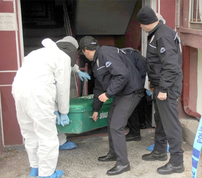 Evinde 10 yerinden bıçaklanarak öldürüldü 