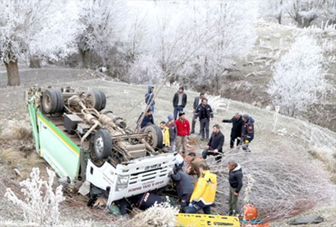 Devrilen çöp kamyonunda sıkıştı