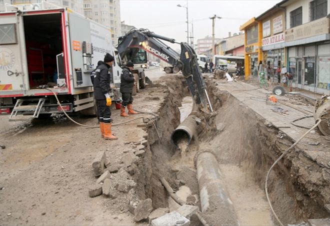 Boru patladı esnaf mağdur oldu