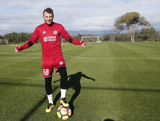 FUTBOLU SİVASSPOR´DA BIRAKMAK İSTİYORUM 