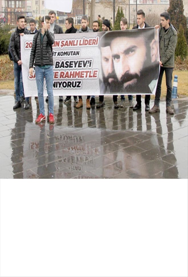 Basayev yağmur altında anıldı