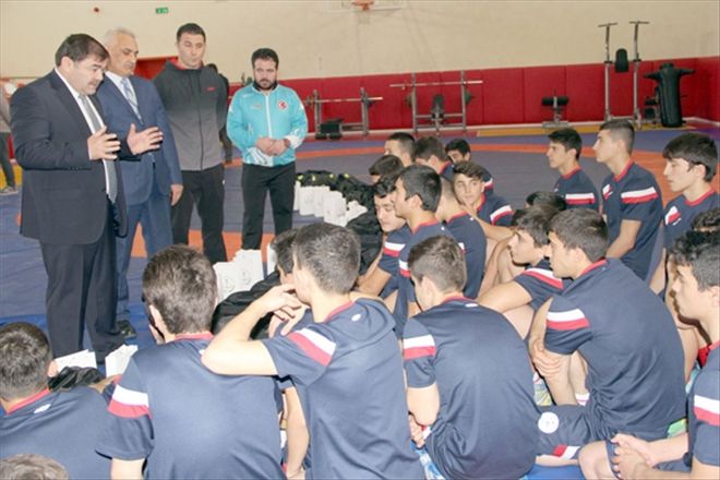 Türkiye´nin ilk lisesine malzeme yardımı