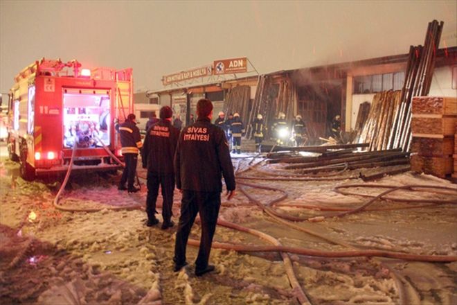 Kereste dükkanındaki yangın korkuttu
