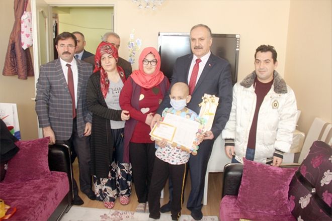 Evde eğitim gören lösemi hastası Emirhan karnesini aldı 