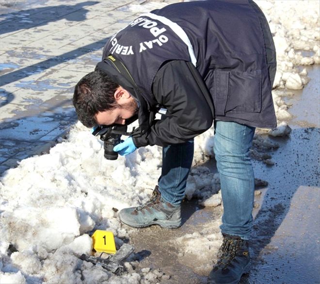 Polisin düşürdüğü silah karın içinde bulundu