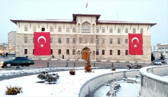 Valilik binasına Türk bayrakları asıldı