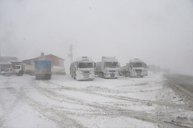 Sivas-Tokat yoluna kar ve tipi engeli