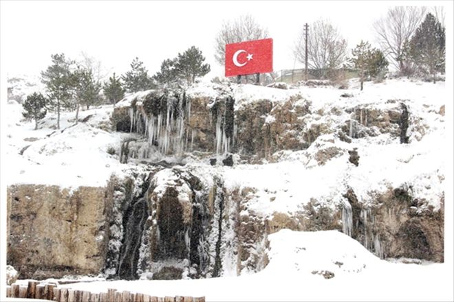 Şelale buz tuttu 