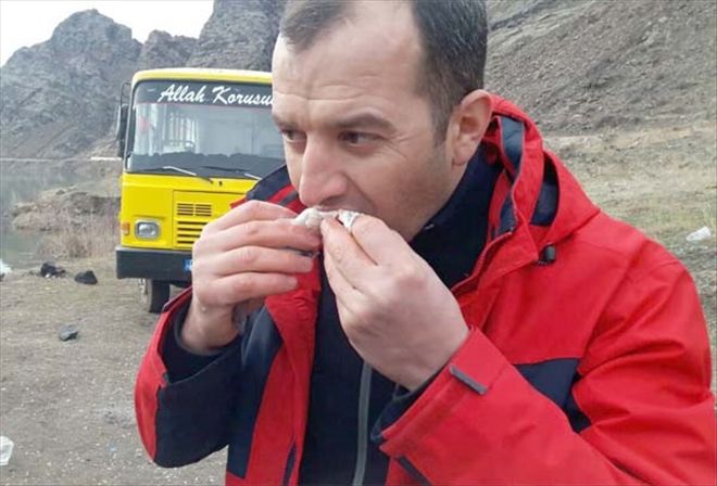 Barajda tuttuğu balığı çiğ yedi 
