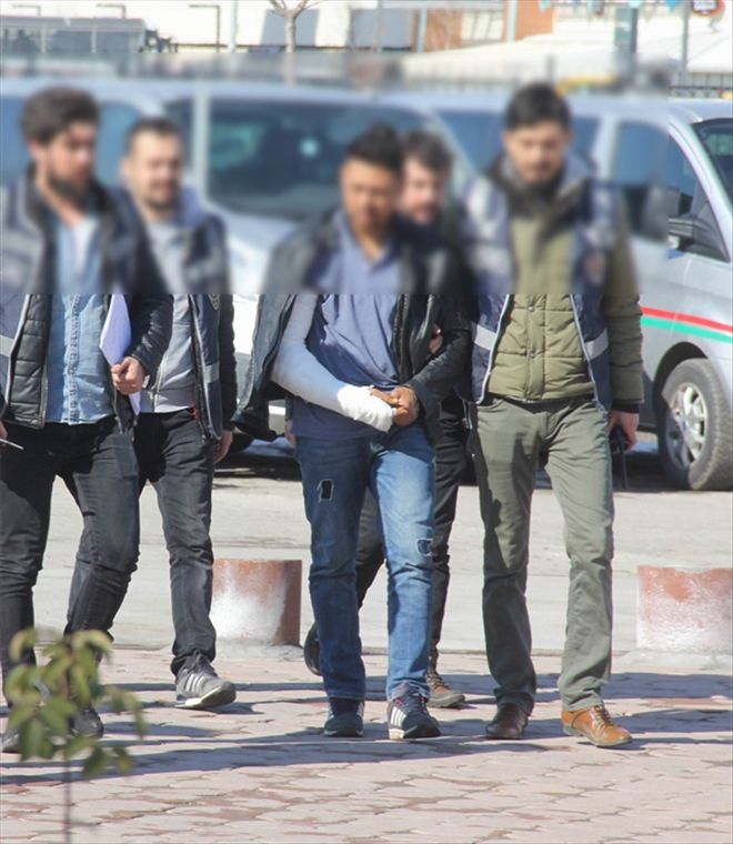 Afgan gençlerin bıçaklı kavgasında bir kişi adliyeye sevk edildi 