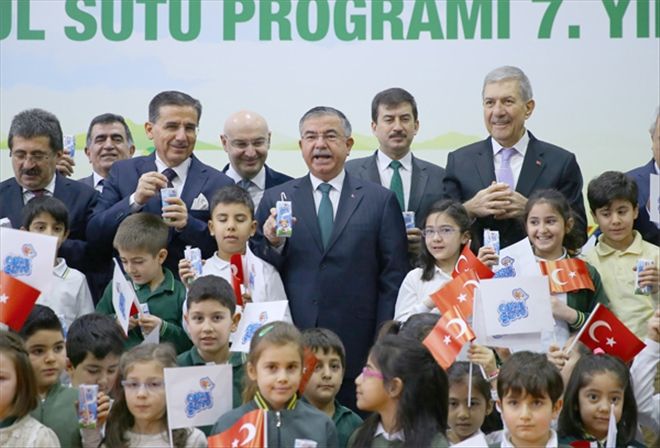 YILMAZ VE DEMiRCAN ÖĞRENCİLERE SÜT DAĞITTI