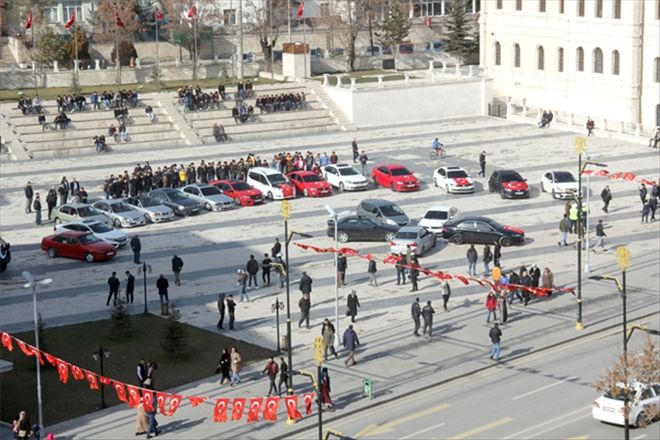 Otomobilleriyle ay-yıldız yaptılar 