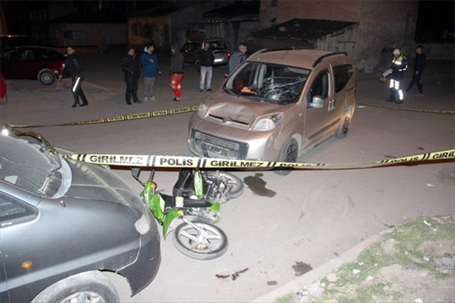 4 kişinin bindiği motosiklete otomobil çarptı: 4 yaralı 