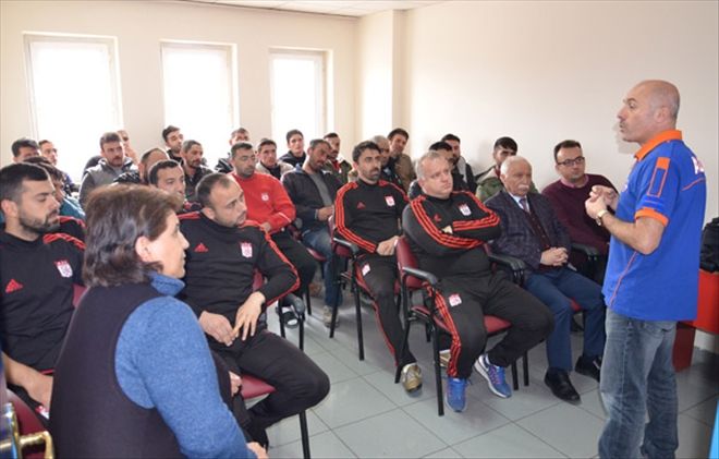 Kulüp çalışanlarına eğitimi verildi