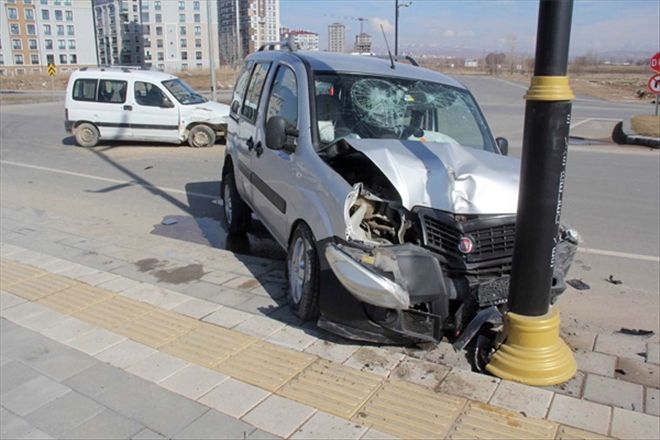   Ticari araçlar çarpıştı: 6 yaralı