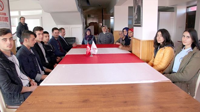 ÖĞRENCİLERDEN YAŞLILARA ZİYARET